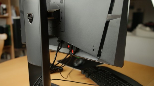 Der Asus PG248Q bietet ein Kabelmanagement, bei dem alle Kabel hinten sichtbar zusammengef&uuml;hrt werden. (Fotos: Michael Wieczorek/Golem.de)